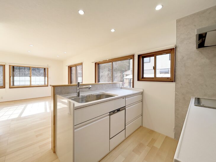 岩国市 木造二階建て住宅 フルリノベーション事例　壁付のキッチンをⅡ型へ