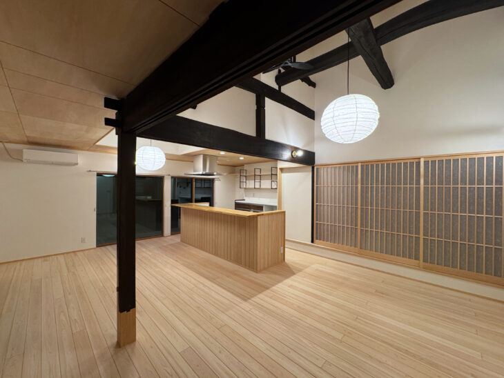 岩国市 古民家リノベーション事例 梁と柱を活かした開放的なリビングとキッチン